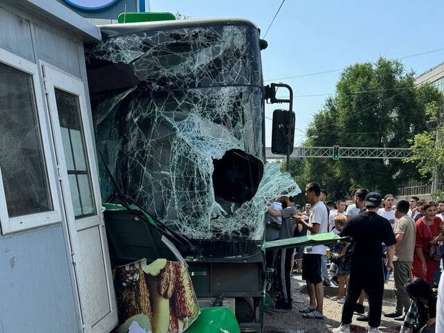 Один человек погиб и более 20 пострадали в ДТП с автобусом в Алма-Ате