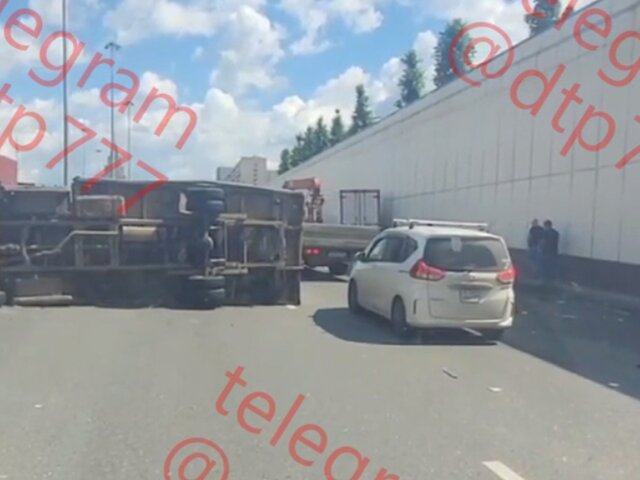 Два автомобиля столкнулись на Ленинградском проспекте в Москве