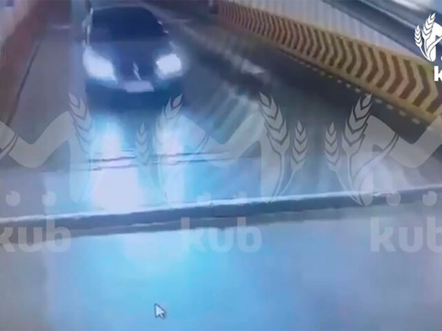 Момент падения BMW с парковки в Краснодаре попал на видео