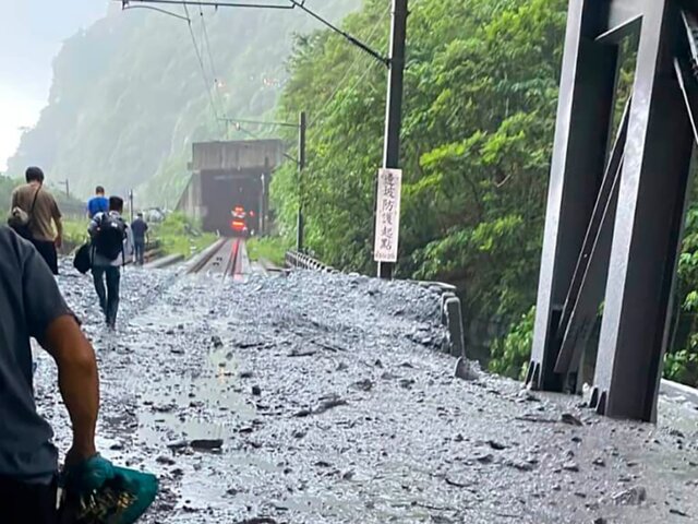 Пассажирский поезд частично сошел с рельсов на Тайване