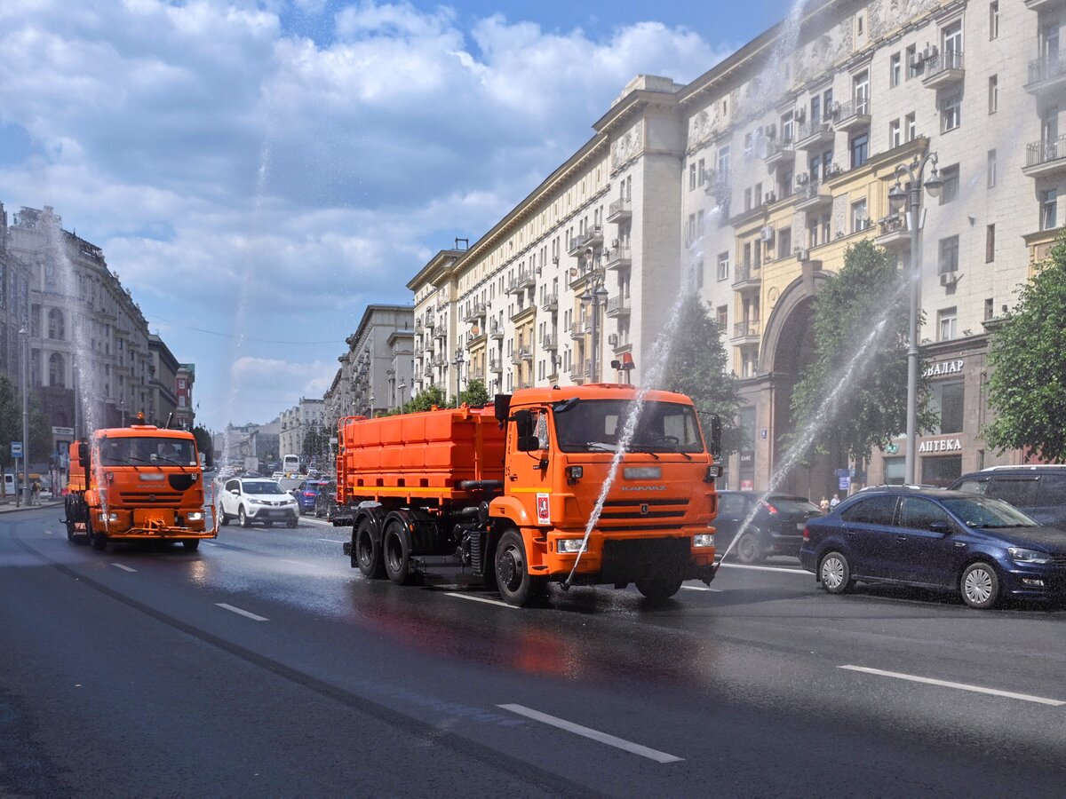 Коммунальщики в Москве стали чаще поливать дороги из-за жары – Москва 24,  28.06.2024