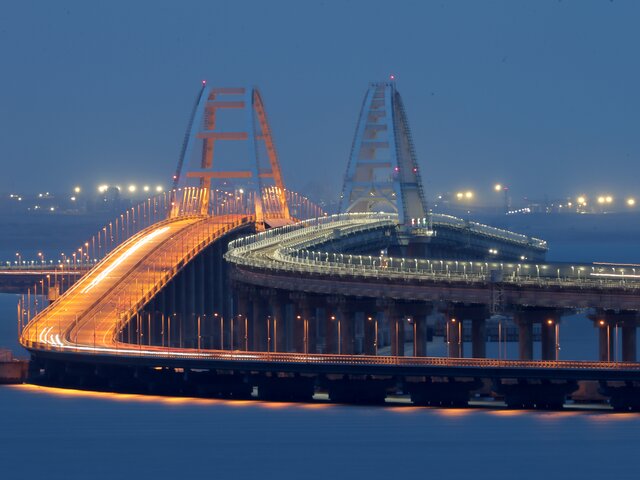 Движение временно перекрывали на Крымском мосту