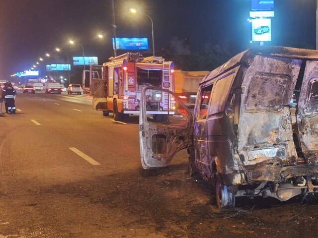 Два человека погибли в загоревшейся "ГАЗели" на 18-м км МКАД