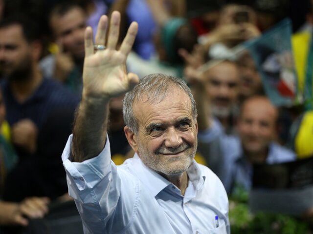 Реформатор Пезешкиан лидирует на президентских выборах в Иране