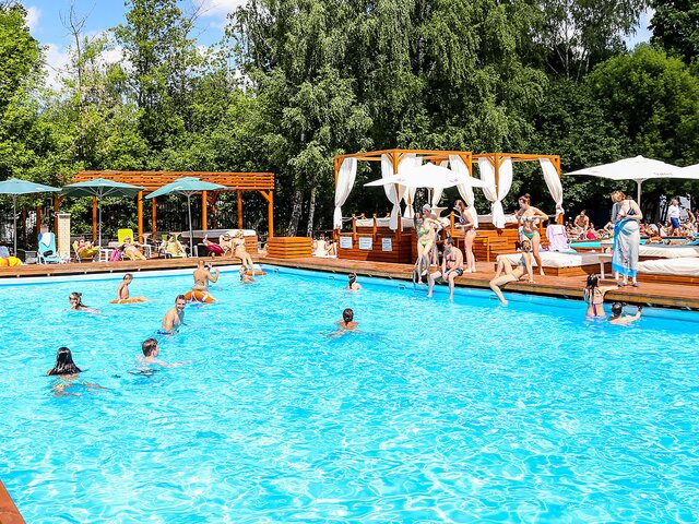 Москвичи могут искупаться в бассейне на территории семи городских парков