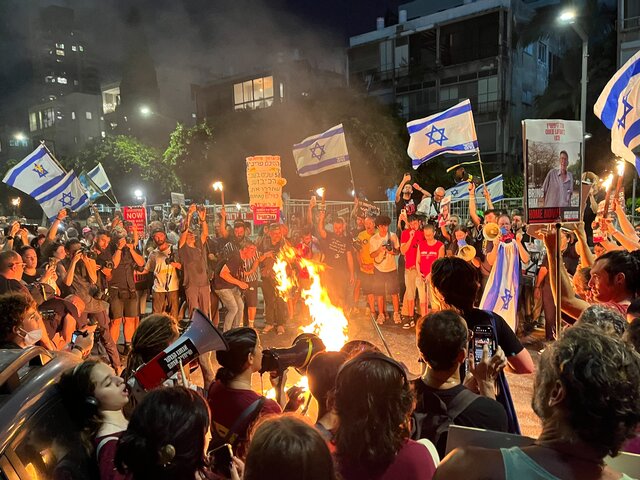 Незаконный антиправительственный митинг проходит у федерации трудящихся в Тель-Авиве