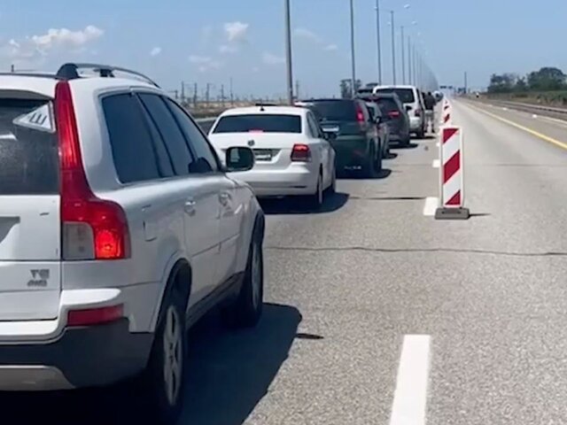 Более тысячи авто скопилось с двух сторон Крымского моста