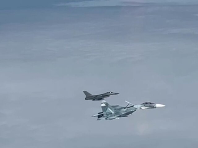 Опубликованы кадры перехвата российским Су-27 истребителя F-16