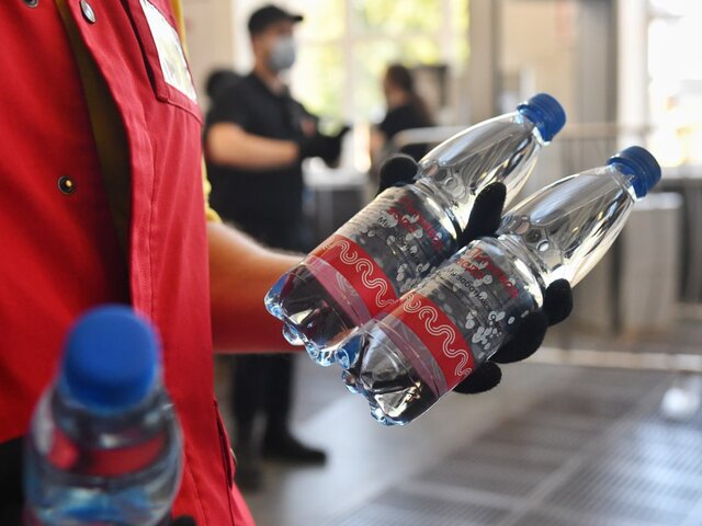 Пассажирам московского транспорта раздали 89,6 тыс бутылок воды за неделю