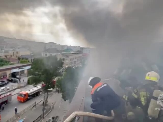 МЧС: пожар на кровле многоквартирного дома в Дербенте локализован