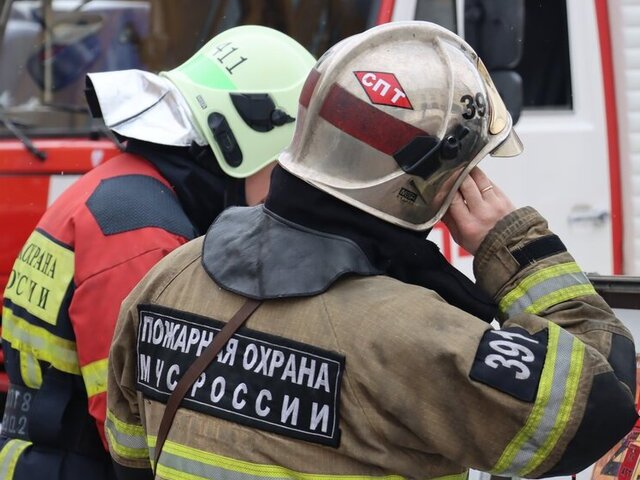 Склад пиломатериалов загорелся на Рублевском шоссе в Москве