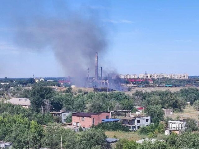 Спасатели ликвидируют возгорания после падения обломков БПЛА в Астраханской области