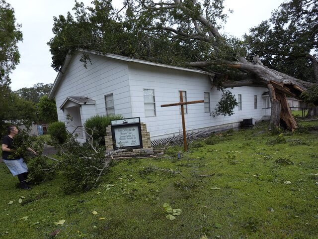 По меньшей мере четыре человека погибли из-за урагана 