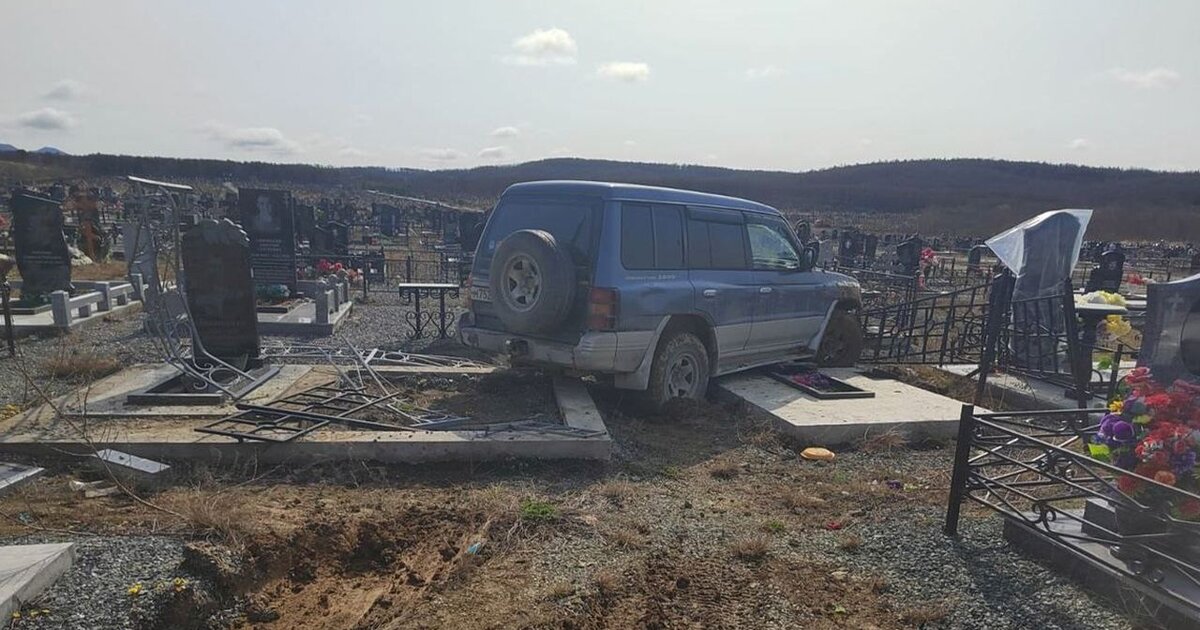 Водитель снес несколько памятников и проехал по могилам в Южно-Сахалинске