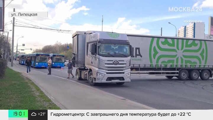 Фура перекрыла половину дороги на Липецкой улице