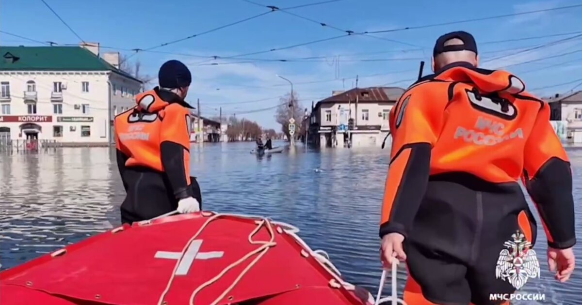 В Оренбурге подтопило еще 800 домов и 1 800 участков за сутки