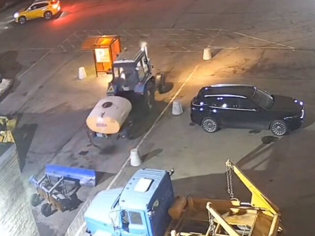 Мужчина угнал трактор в центре Москвы и уехал в Северное Бутово