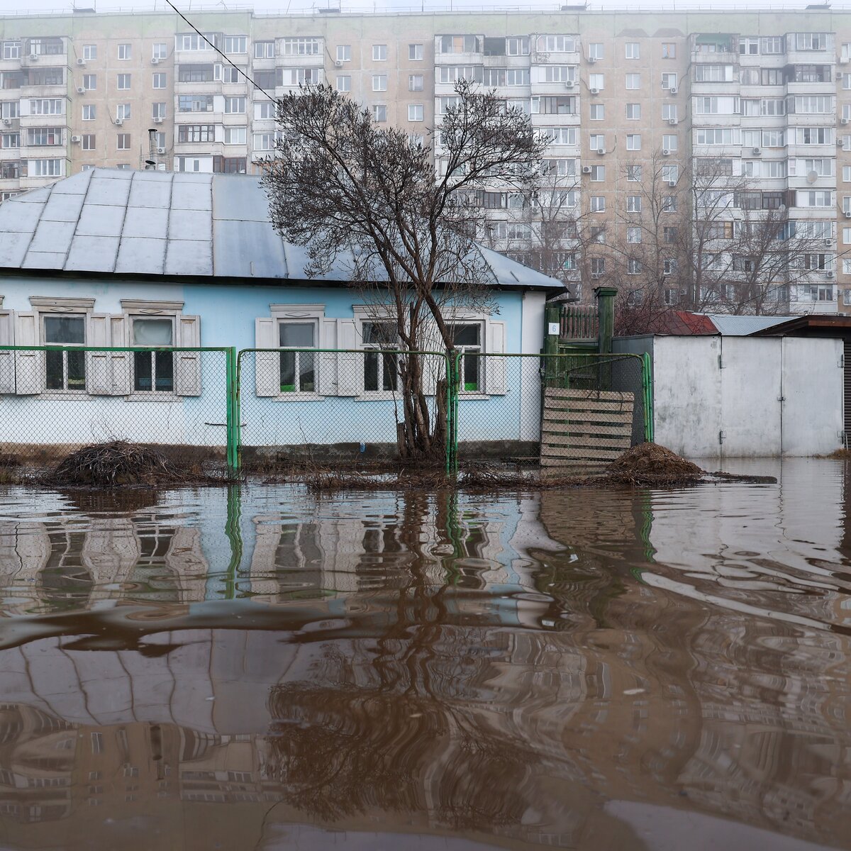 Мэр Оренбурга сообщил, что вода подошла к многоквартирным домам – Москва  24, 11.04.2024