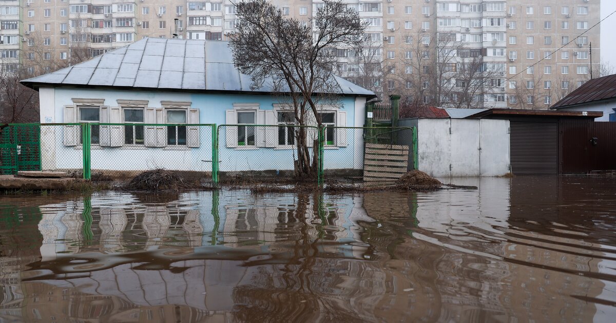 Мэр Оренбурга Салмин: вода подошла к многоквартирным домам