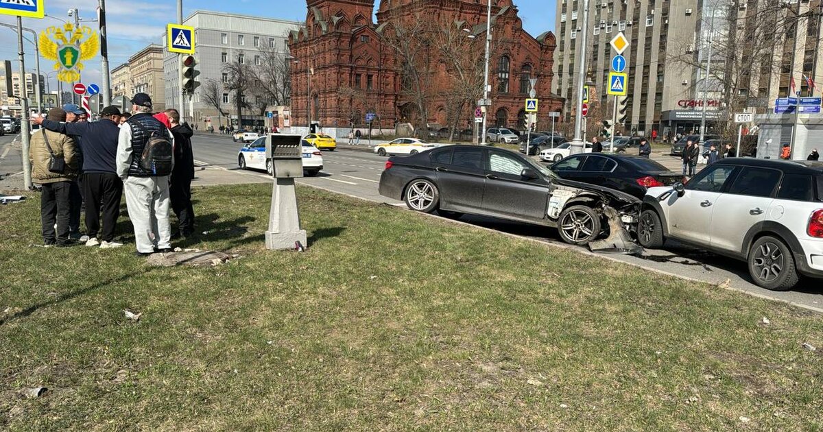 Два человека попали в больницу после ДТП на Новослободской улице в Москве