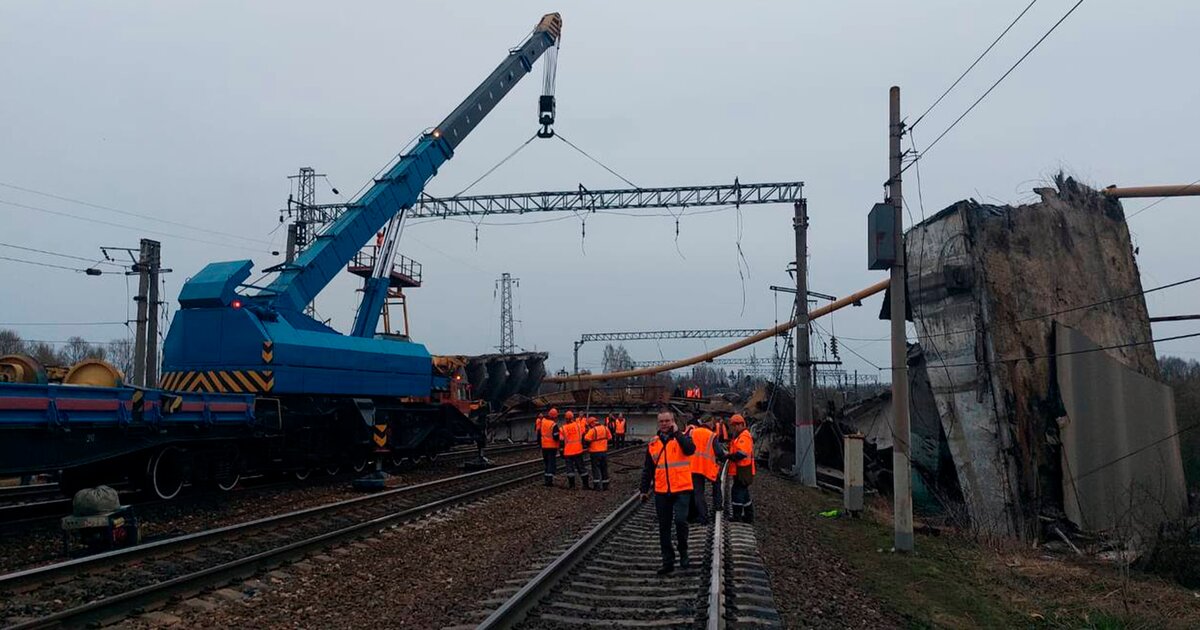 Более 300 человек ликвидируют последствия обрушения путепровода в Вязьме