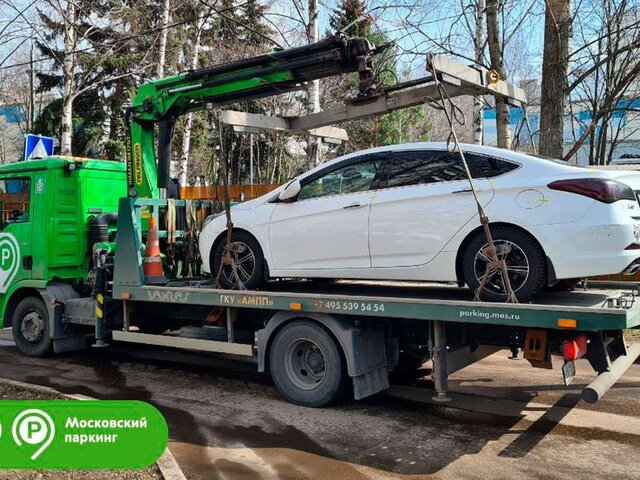 Приставы арестовали автомобиль за неоплату парковки на 805 тысяч рублей в Москве