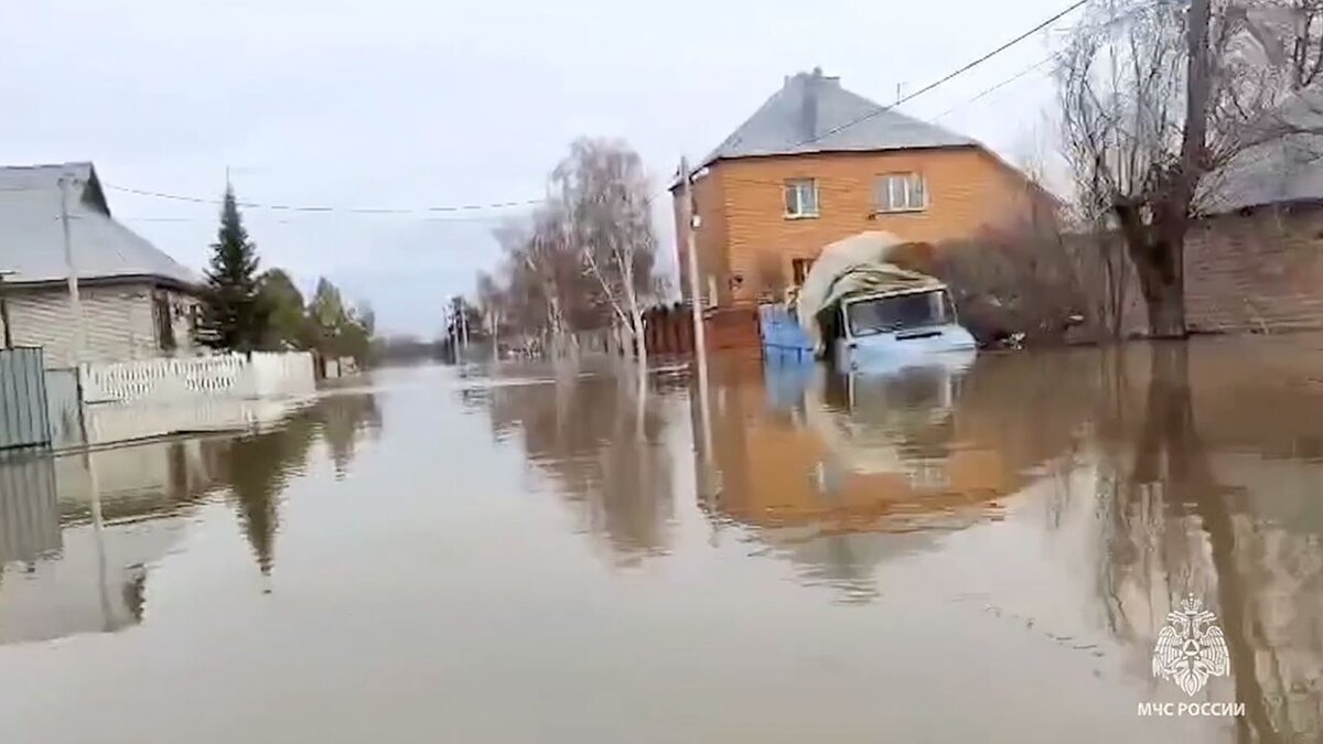 Очередной прорыв дамбы в Орске произошел близ поселка Лесоторгового –  Москва 24, 08.04.2024