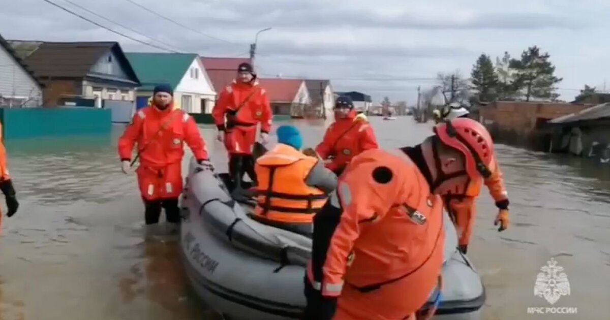 Жители Оренбуржья показали кадры с обстановкой на подтопленных территориях