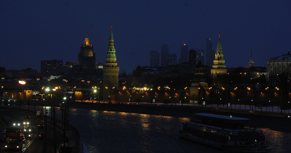 Московские земли. Земля Москва. Подсветка Кремля Москва. Здание с часами в Москве. Мрачная Москва Кремль.