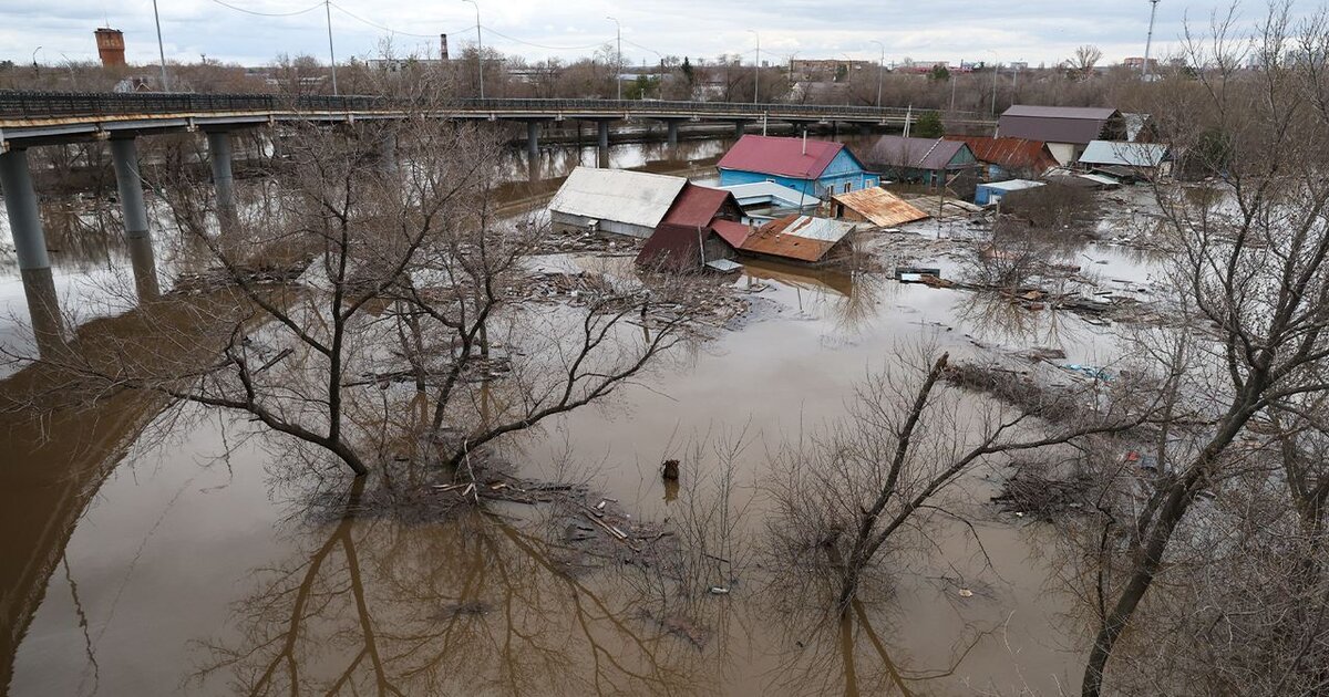 Вода подтопила 1 тыс домов в Оренбурге за сутки