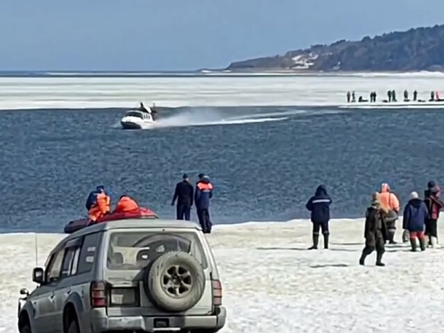 В Сахалинской области спасли 20 рыбаков с оторванной льдины