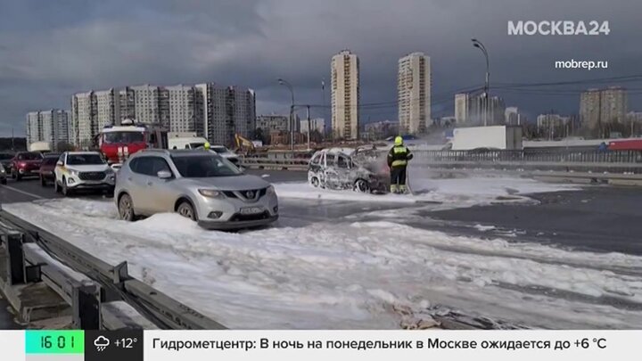 Грузовик загорелся на эстакаде над пересечением МКАД и Липецкой улицы