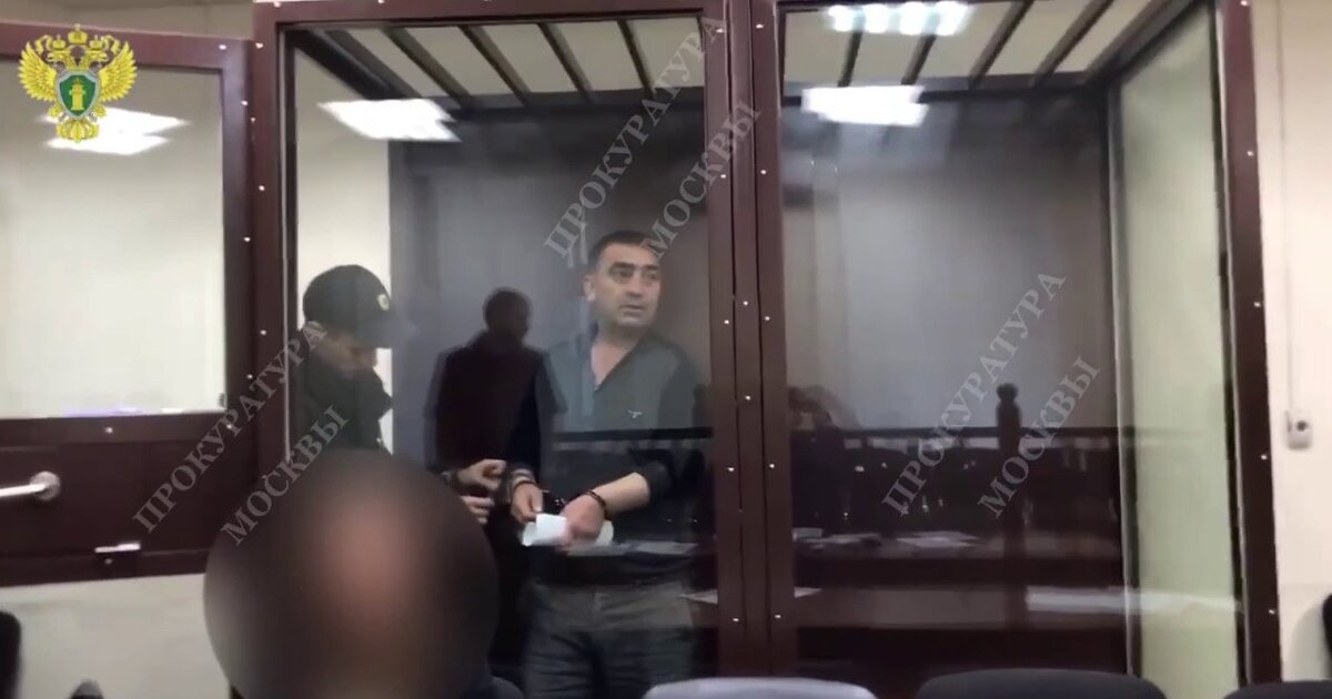 Суд продлил задержание отцу и дяде подозреваемого в убийстве москвича до 23 апреля