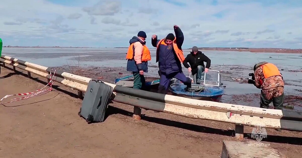 Движение транспорта ограничено в три поселка Кемеровской области из-за перелива дорог