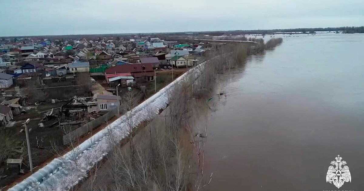 Временную насыпь у поселка под тюменским Ишимом размыло паводком