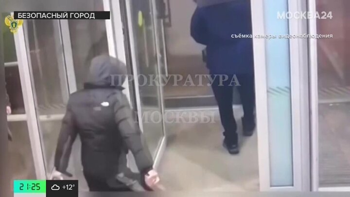 «Безопасный город»: двое мужчин напали с ножом на женщину на Тверской улице