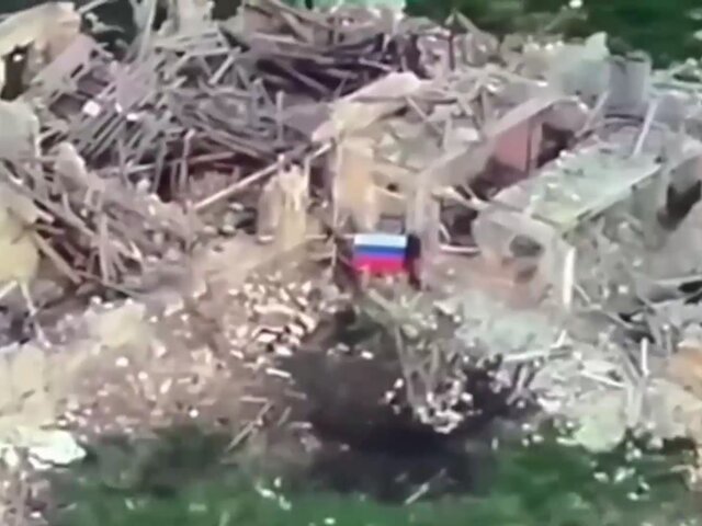 Российские военные развернули в освобожденной Клещеевке копию Знамени Победы