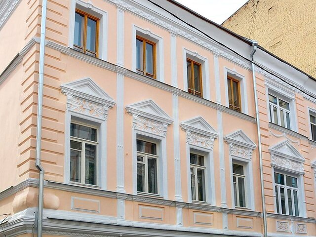 Три дома в неоклассическом стиле отреставрировали в Москве