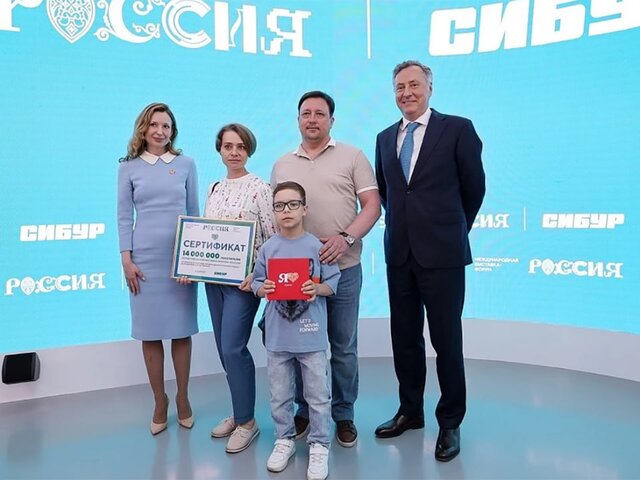 14-миллионный гость выставки-форума "Россия" получил сертификат на путешествие в Тобольск