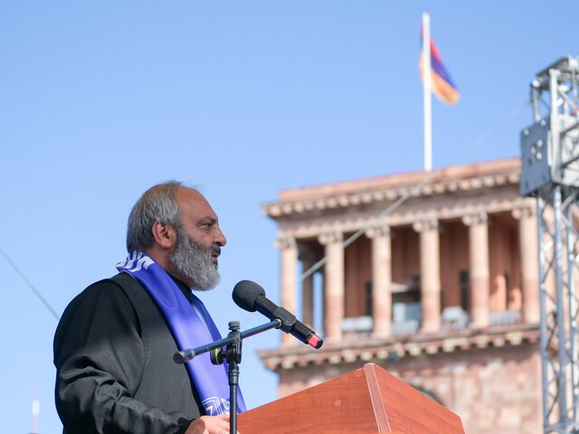 Оппозиция выдвинула кандидатуру архиепископа Галстаняна на пост премьер-министра Армении