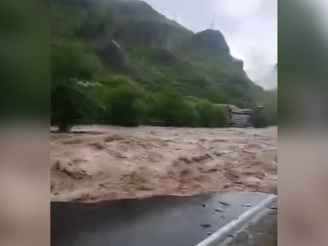 Река Дебед в Армении вышла из берегов и затопила трассу в Грузии