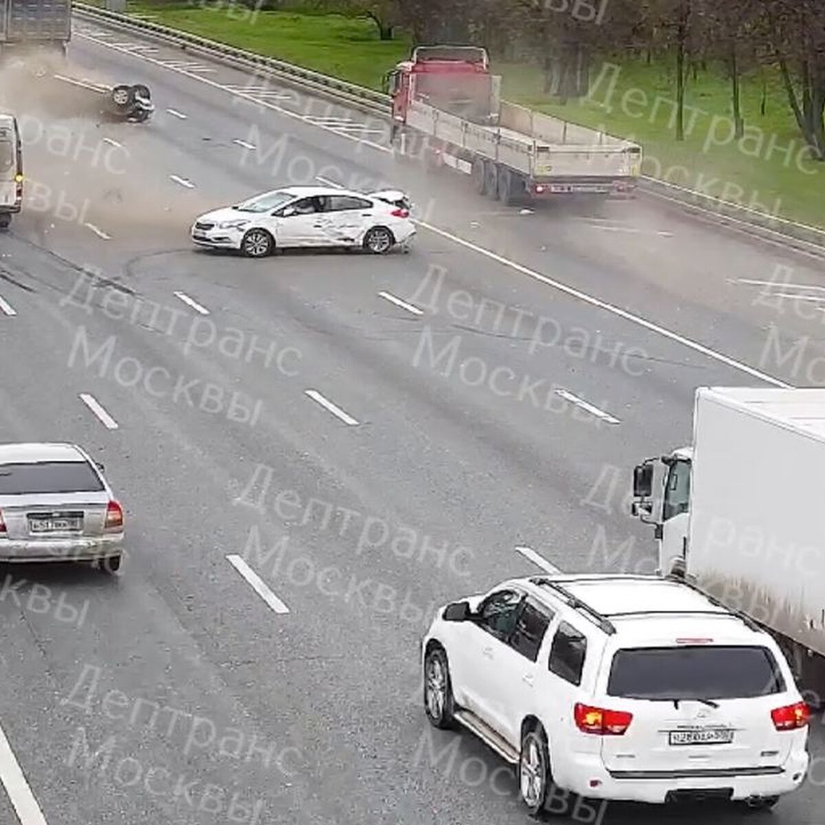 Три автомобиля столкнулись на внутренней стороне МКАД – Москва 24,  06.05.2024