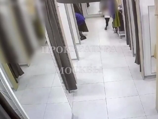 Мужчина напал с ножом на бывшую жену в примерочной ТЦ в Москве