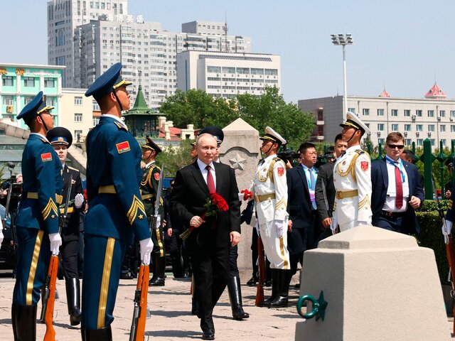 Путин возложил венок к памятнику советским воинам в китайском Харбине