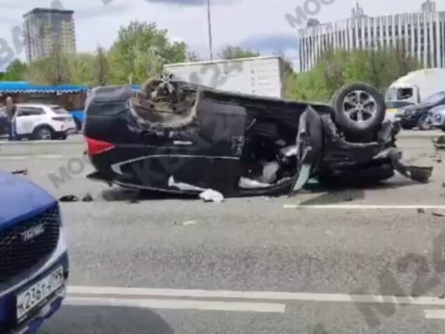 Три автомобиля столкнулись на Ленинском проспекте в Москве