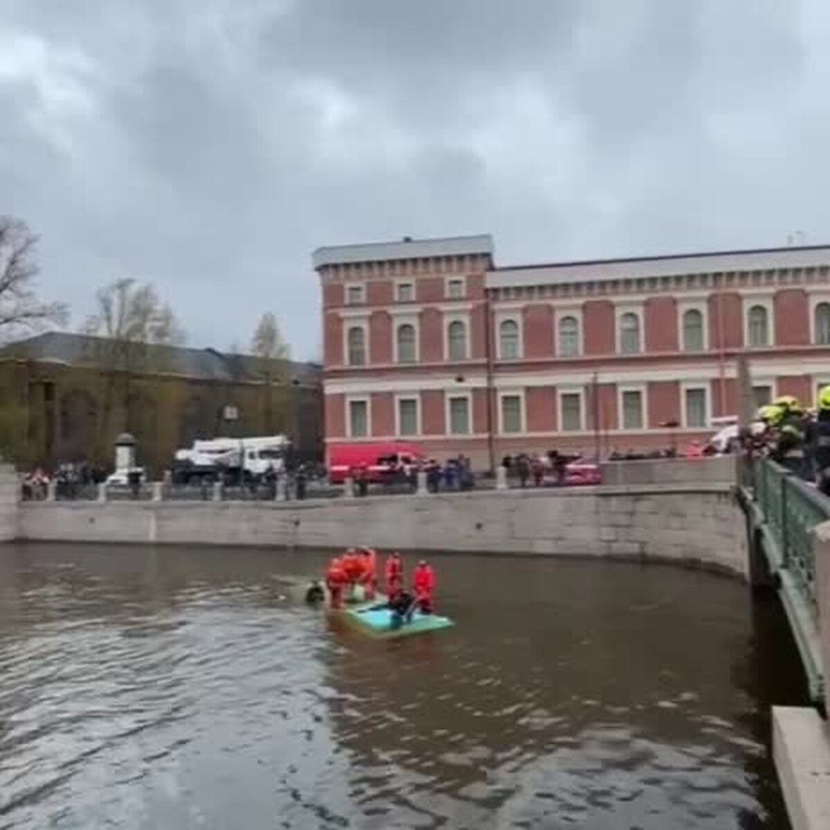 Момент падения автобуса в реку Мойку в Петербурге попал на видео – Москва  24, 10.05.2024