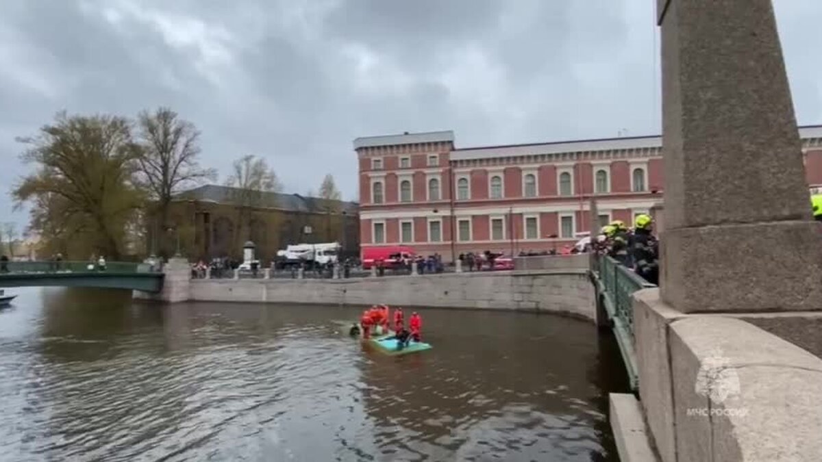 Момент падения автобуса в реку Мойку в Петербурге попал на видео – Москва  24, 10.05.2024