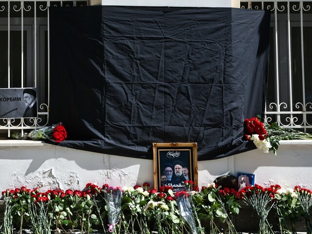 Москвичи несут цветы к посольству Ирана в память о погибшем президенте Раиси