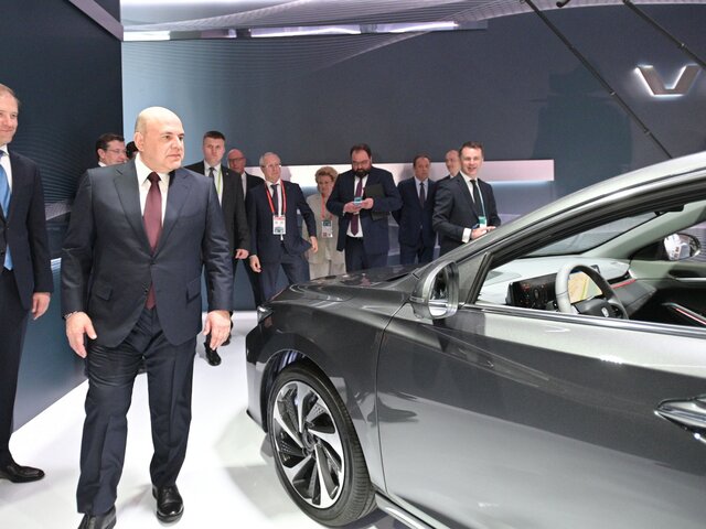 Мишустин ознакомился с новыми автомобилями Volga на выставке