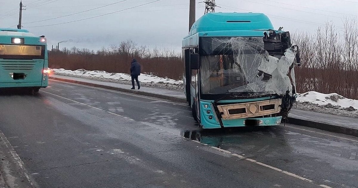 Автобус врезался в световую опору в Архангельске